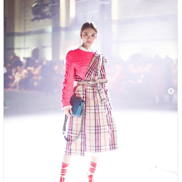 Burberry Runway laminated trench coat. US 4 - Picture 4 of 17